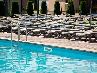 Летний открытый бассейн в загородном оздоровительном комплексе «Viktoria SPA Relax» в селе Коршовец недалеко от Луцка