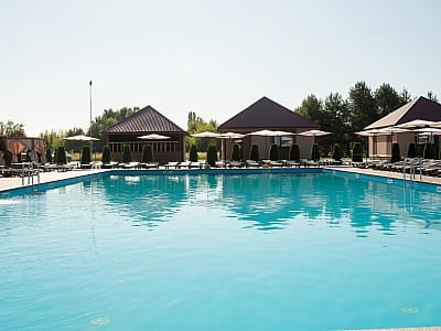 Летний открытый бассейн в загородном оздоровительном комплексе «Viktoria SPA Relax» в селе Коршовец недалеко от Луцка