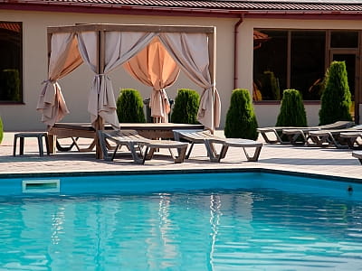 Летний открытый бассейн в загородном оздоровительном комплексе «Viktoria SPA Relax» в селе Коршовец недалеко от Луцка