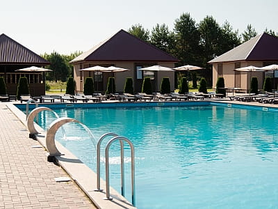 Летний открытый бассейн в загородном оздоровительном комплексе «Viktoria SPA Relax» в селе Коршовец недалеко от Луцка