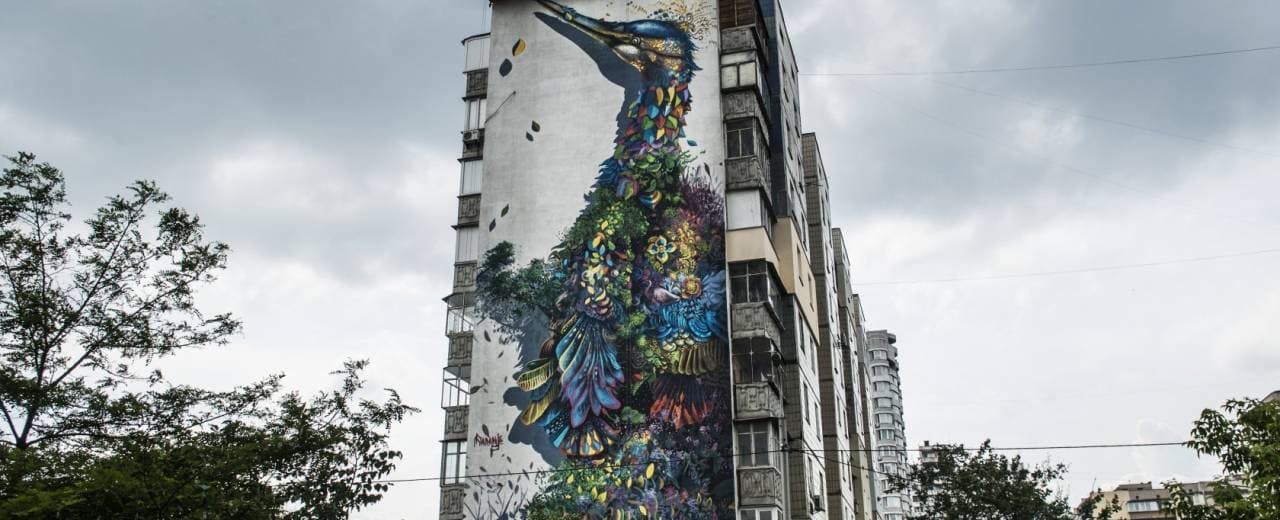 Мурал Эрнесто Марани (Ernesto Maranje) разноцветная птица на левом берегу Киева.