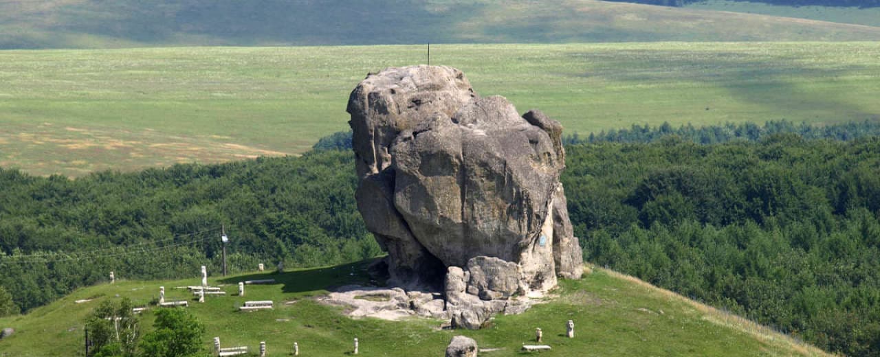  Камень Великан находится в Бродовском районе недалеко от села Подкамень.