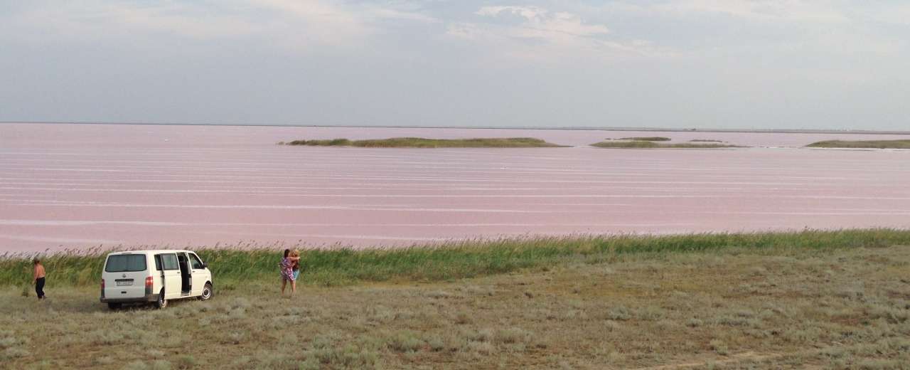 Розовые озера - красиво и полезно. Здесь можно целыми днями сидеть на берегу и наблюдать за удивительными водами, при этом становясь всё здоровее!