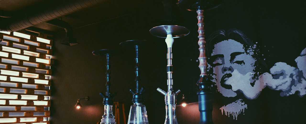 Кальянный бар «Cloud», в стиле лофт на Троещине, порадует гостей большим выбором табаков и коктейлей.
