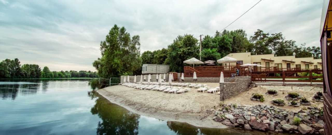 Спокойный отдых у воды в загородном комплексе Дача на Десне возле Киева.