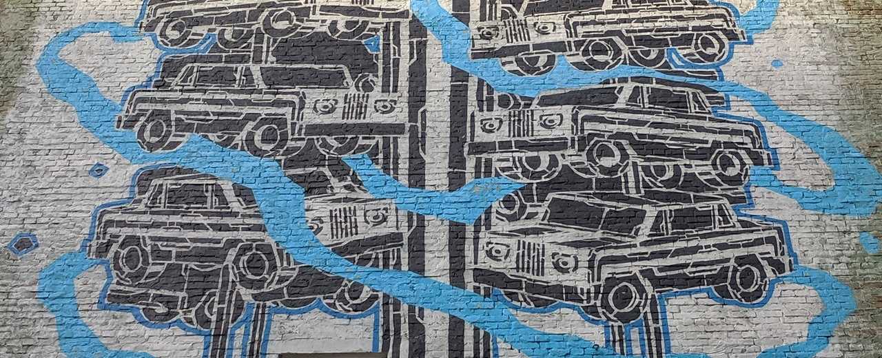 Необычный мурал расположен на боковой стене здания по адресу Стрелецкая, 20. На стрит-арте изображена карусель с автомобилей выполненная в черно-белых тонах с добавлением синего шлейфа.