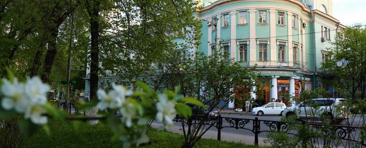 Центральный Дом Офицеров ВСУ находится в Шевченковском районе Киева, на улице Михаила Грушевского, дом 30/1.