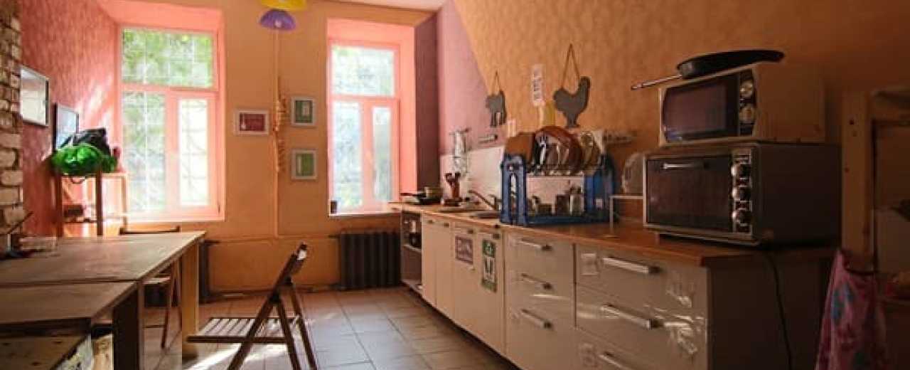 Кухня в хостеле «Гавань» на улице Кирилловская в Киеве. Отзывы посетителей.