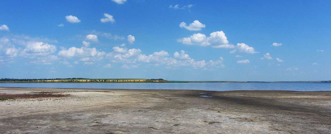 Озеро Солонец-Тузлы известно своими лечебными свойствами, грязями, климатом и уникальным ландшафтом. Вдоль береговой линии простирается сосновый лес, рядом степь. В засушливый период времени водоем может полностью пересыхать, при этом на его поверхности п