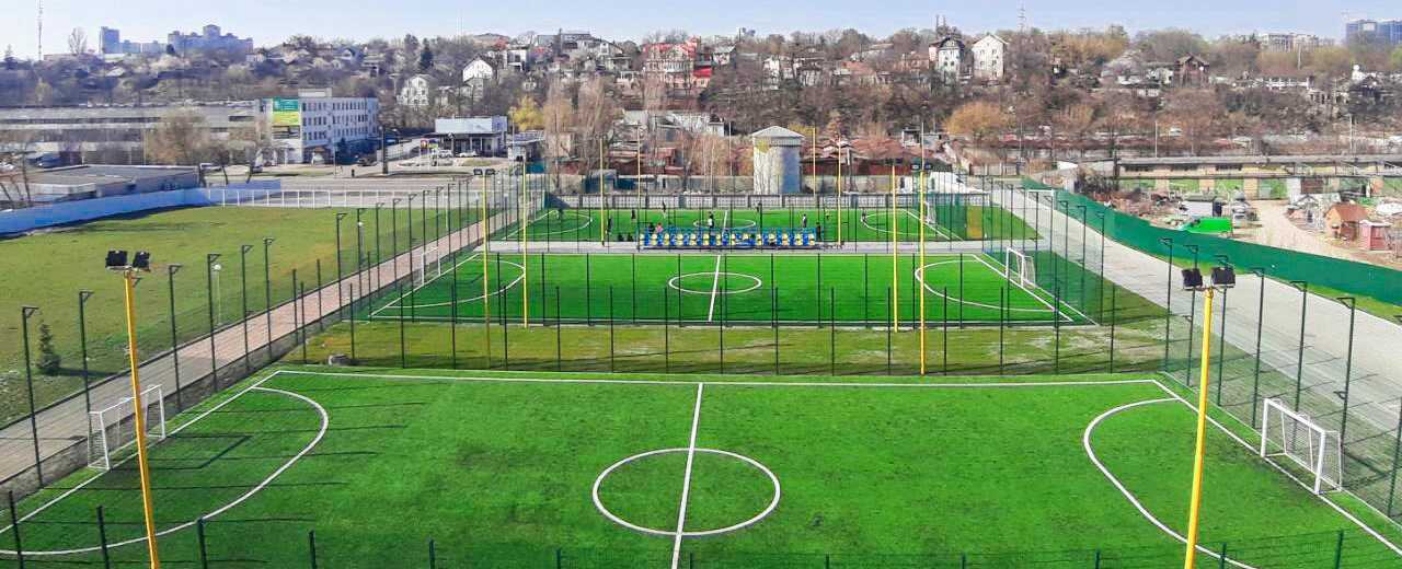 Футбольная арена МАУП — современное пространство для спортивных соревнований и тренировок.