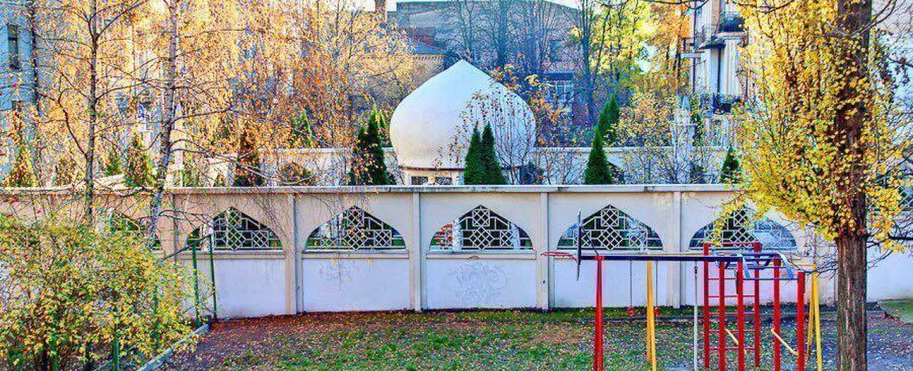 Восточный дворик на территории посольства Туркмении в Киеве.
