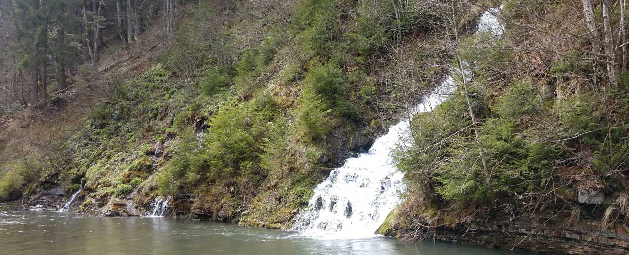 Каменецкий водопад в Закарпатской области. 