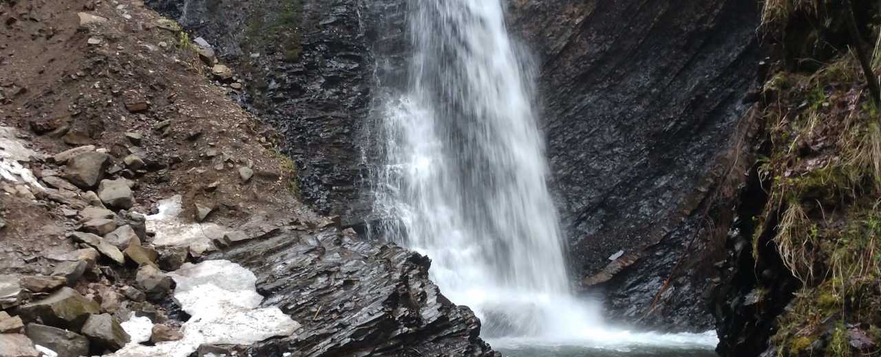 Большей привлекательности Женецкому водопаду Гук придает удобная доступность. К нему ведет прямая асфальтированная 3 километровая дорога, построенная при правлении Виктора Ющенко