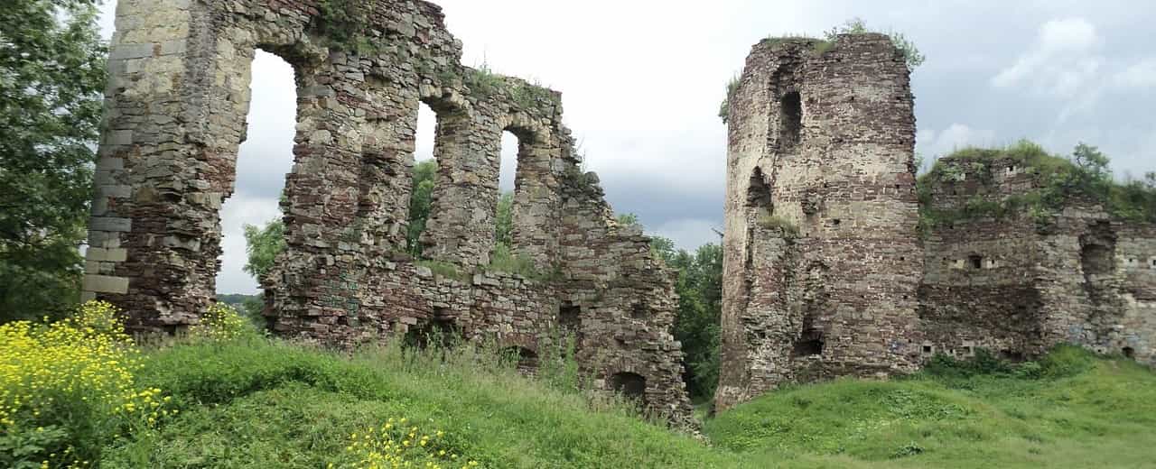 Руины Бучачского замка над рекой Стрыпа в Тернопольской области