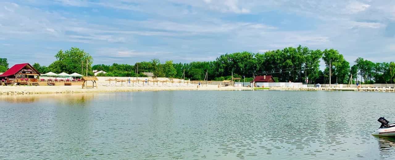 Озеро с пляжем в загородном комплексе "Palmira Resort" в пригороде Львова