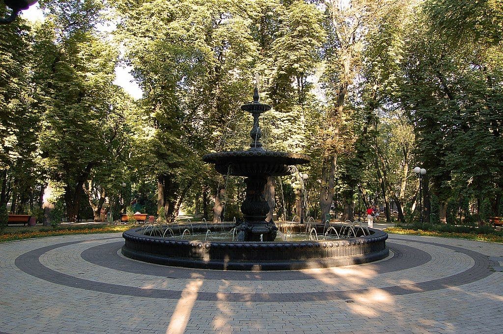 Мариинский парк возле правительственного квартала в Киеве. Отзывы  посетителей.