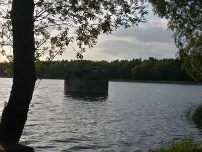 Озеро с ДОТом отличное место для отдыха под Киевом