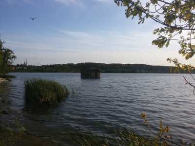 Озеро с ДОТом где можно можно отдохнуть