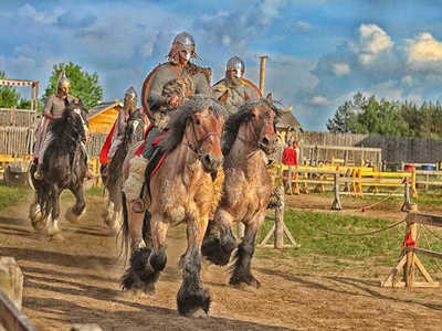 Реконструкция боев на конях в парке киевская русь под киевом