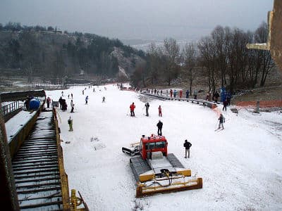 Ратрак на горке для катания на лыжах под Киевом