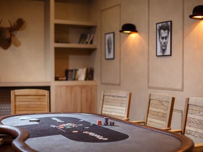 Тайм-кафе FRAT social club профессиональный покерный стол для различных настольных игр. 