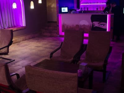 AbuDhabi кресла-шезлонги и бар в первом зале