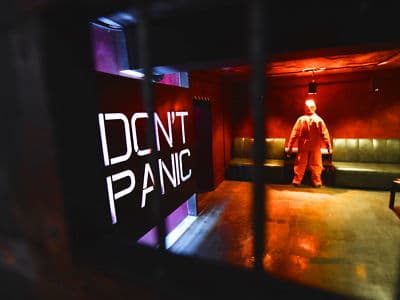 Квест пространство "Don't panic" расположено по адресу улица Панаса Мирного, 3, что в 10 минутах ходьбы от метро "Печерская". Само помещение расположено под землей, на площади более 100 квадратных метров.