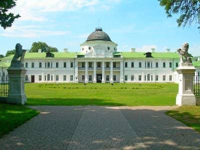 Усадьба Тарановских или же Качановский замок расположился на территории живописного парка Качановка