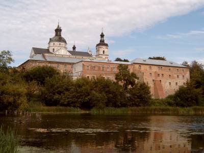 Бердичевский замок - это не только оборонительная крепость, но ещё и святое место - здесь находятся Римо-Католическая церковь и монастырь Босых Кармелитов.