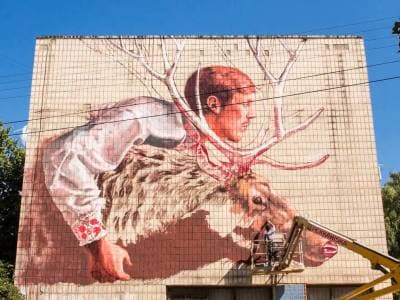 Уличное-искусство "Человек с оленем" от австралийского художника Финтан Мэджи.