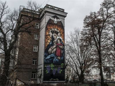 Дива Мария с маленьким Иисусом - уличный стрит-арт в Святошенском районе Киева.