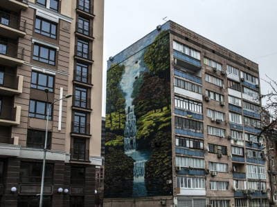 Жители Киева обзавелись собственными водопадами. И любой желающий может наблюдать величественные пейзажи на фасадах домов по адресам Златоусовская 26 и Златоусовская 28.