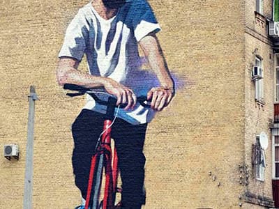Возле столичного велотрека появился первый в Киеве мурал-автопортрет. На стене дома изображён автор - канадский художник Эмануэль Ярус (Emanuel Jarus) на красном велосипеде.