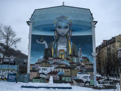  Алексей Кисловый из Севастополя и Жюльен Маллан с Франции на 15-метровой стене изобразили девушку, которая символизирует дух страны.