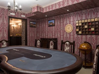 Убийство в замке Сент-Марбель - квест комната от Лазейка в Киеве на Антоновича. Стол для азартных игр.
