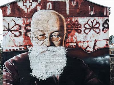 Стрит-арт был создан украинской командой уличного искусства «Kailas-V» при поддержке мера Киева - Виталия Кличка. 