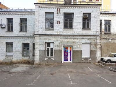 Квест-пространство от квест-проекта «Изоляция» в Киеве, Филипповский переулок, дом 4. Вход со двора