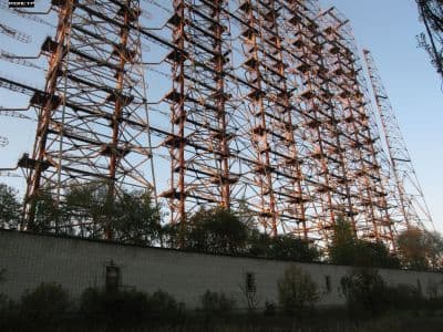 ЗГРЛС «Дуга» (расшифровывается название как загоризонтная радиолокационная станция) находится в 10 километрах от Чернобыля. 