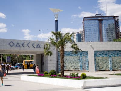 В Приморском районе Одессы расположился курортный район, в котором находится множество бутиков, кафе, ночных клубов и прочих развлечений - это Аркадия-сити.