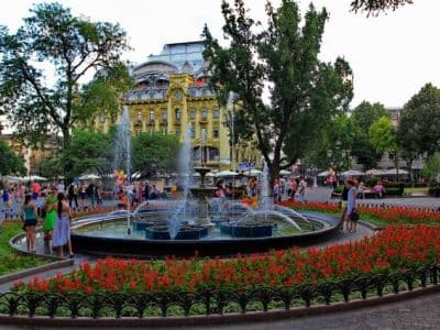 Городской сад на Дерибасовской в Одессе - место, где можно отдохнуть от жары в прохладе деревьев, посмотреть на музыкальный фонтан, полюбоваться сакурой и покушать в ресторане.