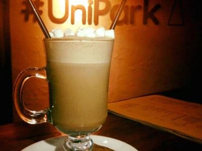 Утром в UniPark Lounge стоит выпить вкусный кофе, в теплый полдень — заказать освежающий лимонад и что-нибудь из авторской кухни с американским акцентом.