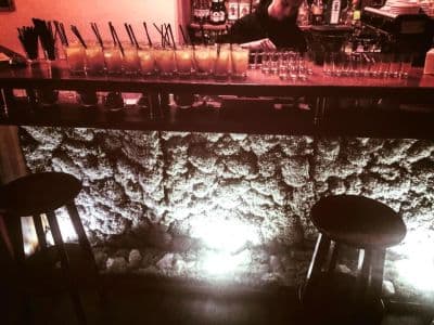 В кальян-баре #UniPark lounge bar не бывает скучно хотя бы потому, что интерьер украшает масса интересных деталей: деревянная барная стойка с живым мхом, сказочные скульптуры, картины с изображениями чудес света, свечи на столах. 