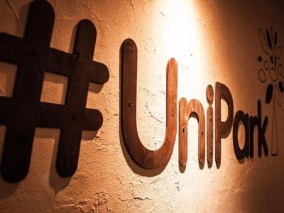 Второй UniPark, оформленный в стиле дома хоббита, можно найти на проспекте Победы. Что заказать в #UniPark lounge bar?