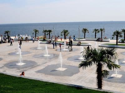 Пляж Ланжерон – символ Одессы, который невозможно не посетить, отдыхая в этом городе. Здесь можно как спокойно загорать и наслаждаться морем, так и веселиться на полную катушку в местных клубах.