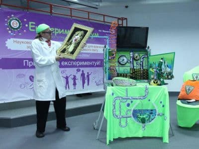 Киевский центр науки и техники предлагает детям и взрослым уникальную выставку научных изобретений. Здесь можно не только смотреть на экспонаты, но и трогать их, создавать свои изобретения и смотреть шоу.