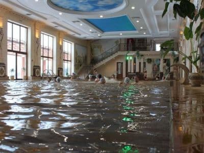 Закрытый термальный бассейн в Берегово подойдет для семейного отдыха, и даже для компании друзей. Здесь можно хорошо провести время, купаясь и обедая в кафе, а также поправлять здоровье.