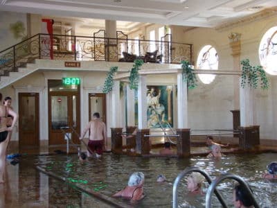В Берегово можно отлично провести время на курорте с термальными водами. Здесь есть два типа бассейнов - открытый и закрытый. Действуют кафе, а также соляные шахты, массажные кабинеты.
