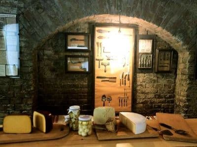 Узнать о нелегком, но увлекательном ремесле сыроварения, а также попробовать классические и оригинальные виды сыров можно в самом центре Киева, в современном музее.