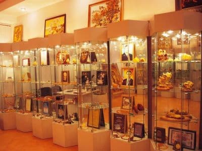 Музей янтаря - единственный в Украине, а также самый молодой музей в Ровно. Открыт в 2010 году в здании Ровенского Дома учёных. Здесь же расположился музей Уласа Самчука.