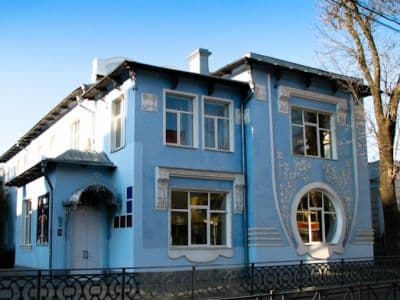 Музей янтаря находится в городе Ровно, до которого просто доехать на авто, поезде или автомобиле. Адрес здания - улица Симона Петлюры, 17.